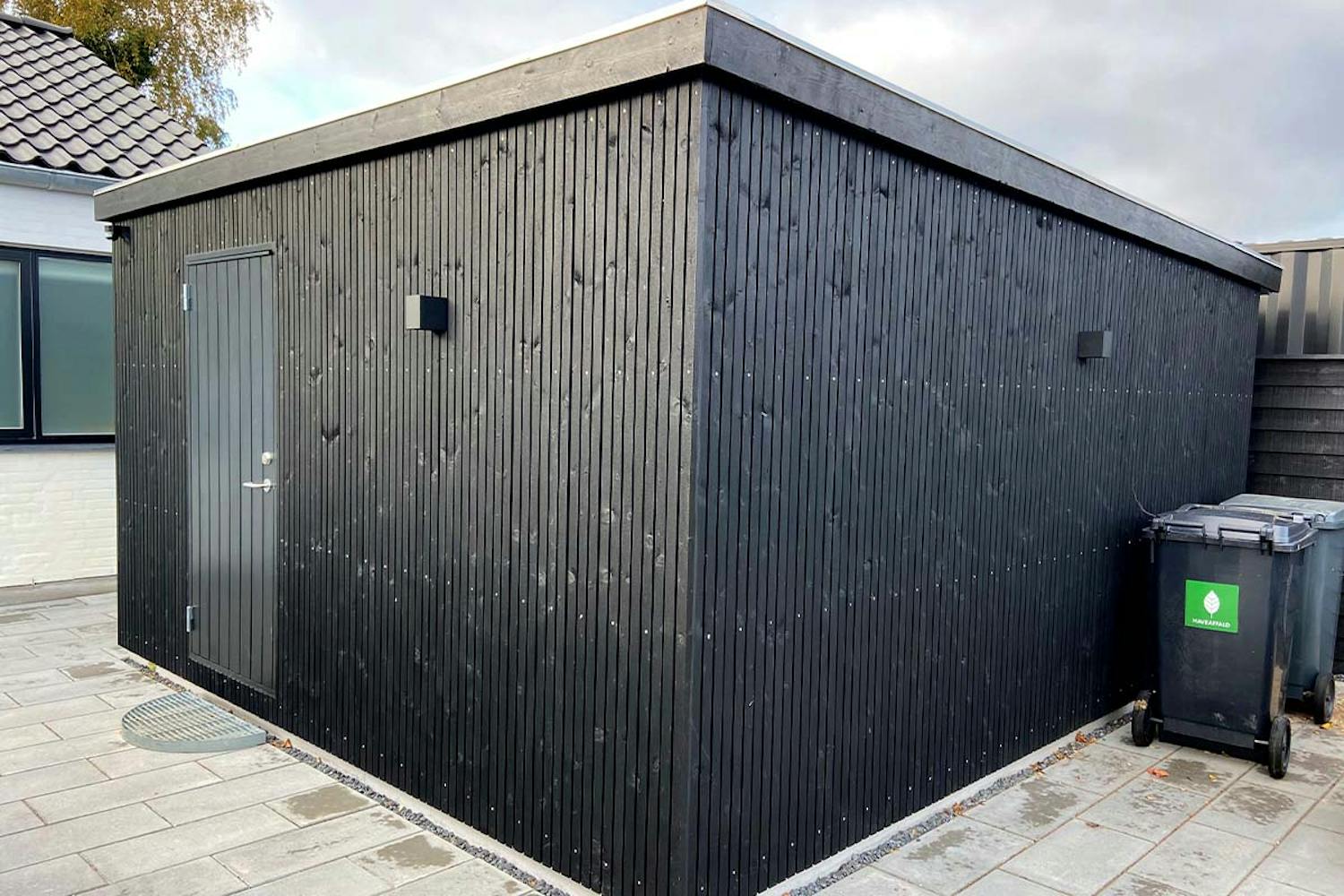 Isoleret skur med listebeklædning Isoleret skur